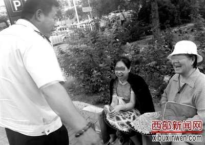 城管安慰哭泣小贩获称赞称相互理解最重要(图)