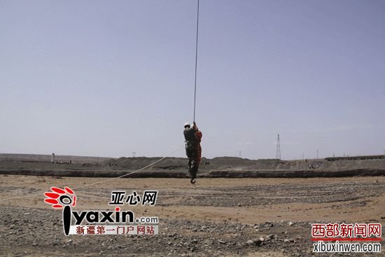 图为消防官兵正在救援。 图为消防官兵正在救援。