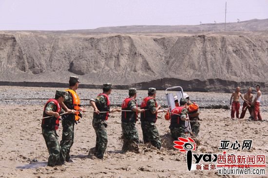 图为消防官兵正在救援。 图为消防官兵正在救援。