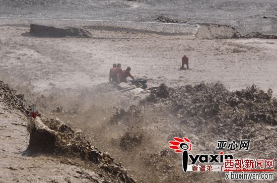 图为消防官兵正在救援。 图为消防官兵正在救援。