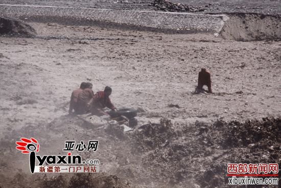 图为消防官兵正在救援。 图为消防官兵正在救援。