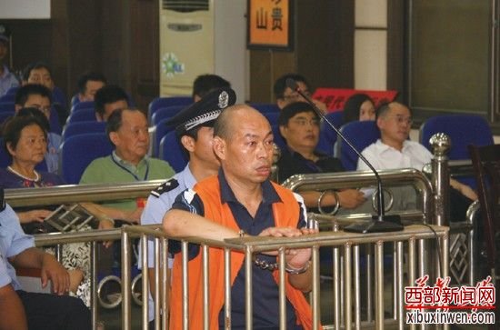 8月30日,张家界“5·28”恶意驾车撞人案开庭审理,凶手田胜明毫无悔意。通讯员 屈平 刘雪飞 摄 8月30日,张家界“5·28”恶意驾车撞人案开庭审理,凶手田胜明毫无悔意。通讯员 屈平 刘雪飞 摄