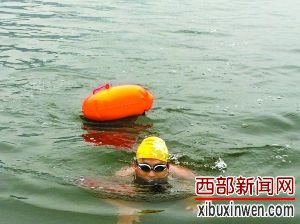 李良明老师每天游泳渡湖去上班。 李良明老师每天游泳渡湖去上班。