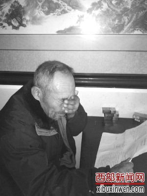 拿着这份迟到的判决书,王景之老人流下眼泪现代快报见习记者 姜振军 摄 拿着这份迟到的判决书,王景之老人流下眼泪现代快报见习记者 姜振军 摄