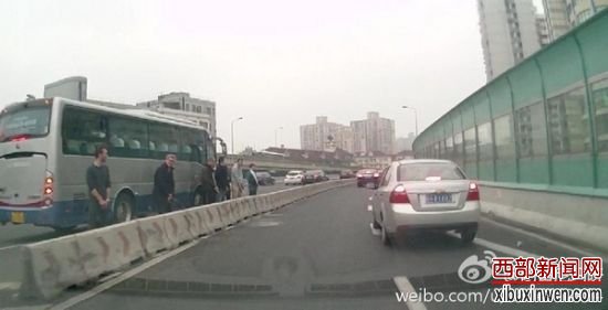 图说:网友发布的老外在高架上行为不雅的照片。 图片来源:新浪微博 图说:网友发布的老外在高架上行为不雅的照片。 图片来源:新浪微博
