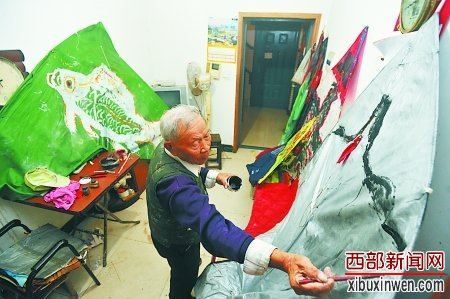 93岁老人自制200多个风筝 每天放飞称离老伴更近