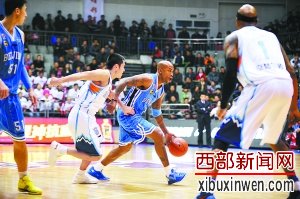 马布里右在场上依然神勇。