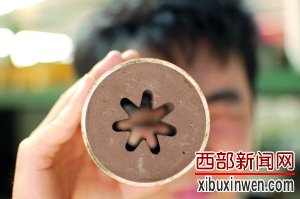 胡振宇在花都工厂制作燃料棒。
