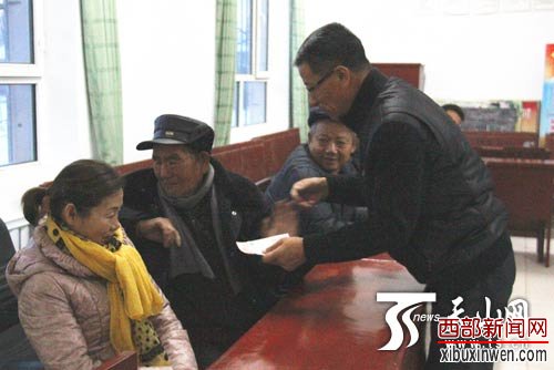 新疆八旬老人拒收扶贫款大哭:我可以靠双手脱贫(图)