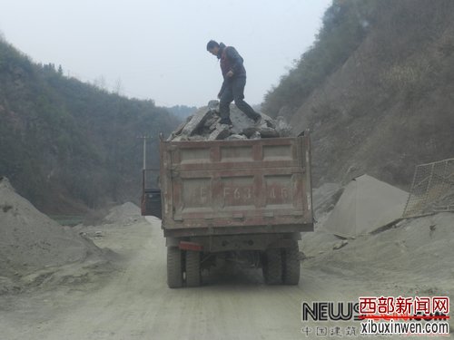 装车师傅和车辆均无任何防护措施