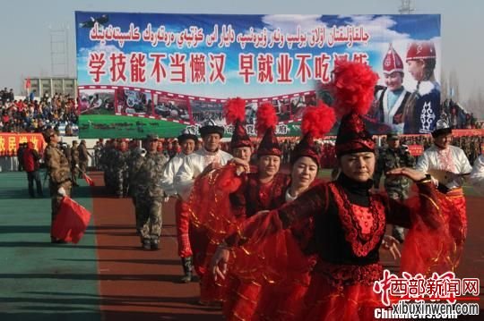 新疆伊宁2万农民接受军训政府买单奖励