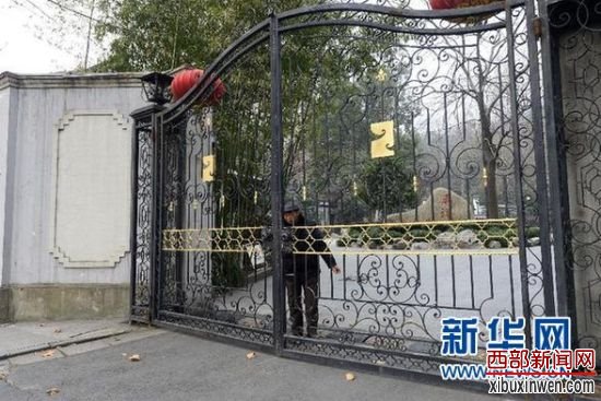1月18日,杭州西湖北山街45号菩提精舍会所的看门老人在锁闭大门。 新华社发 1月18日,杭州西湖北山街45号菩提精舍会所的看门老人在锁闭大门。 新华社发