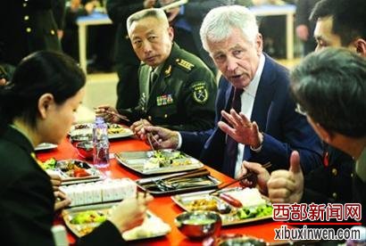 美国国防部长在京吃饭用筷子:我喜欢宫保鸡丁