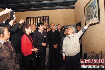 革命元勋后代参观刘少奇故居,刘爱琴大姐(前排右一)当起了讲解员。 革命元勋后代参观刘少奇故居,刘爱琴大姐(前排右一)当起了讲解员。尹芳 供图