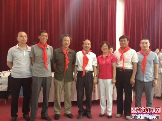 庞任隆馆长(中)、中视通传媒焦强董事长(右一)和学校领导合影