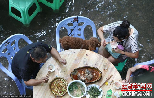 游客在溪水中享受美食(图片来源:人民网) 游客在溪水中享受美食(图片来源:人民网)