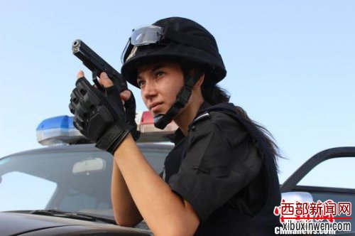 新疆麦盖提县27岁的维吾尔族姑娘米日办买买提明曾多次荣获模特比赛冠亚军,但她在成名之后考取了麦盖提县公安局一名特警。 张胜开 摄