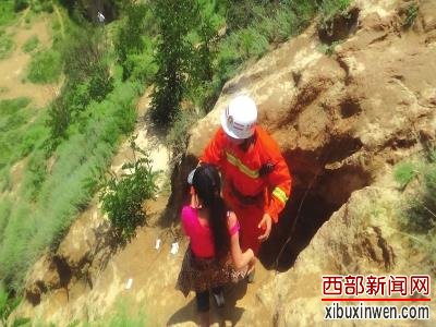 消防人员上山营救被困游客