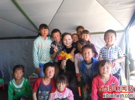 爱心大姐邱华和岷县孩子们一起在帐篷里的合影