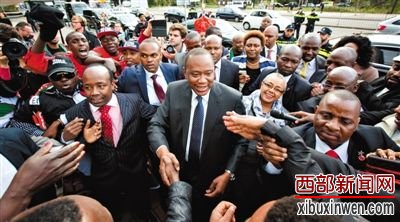 8日,荷兰海牙,肯尼亚总统肯雅塔到达国际刑事法院。 8日,荷兰海牙,肯尼亚总统肯雅塔到达国际刑事法院。