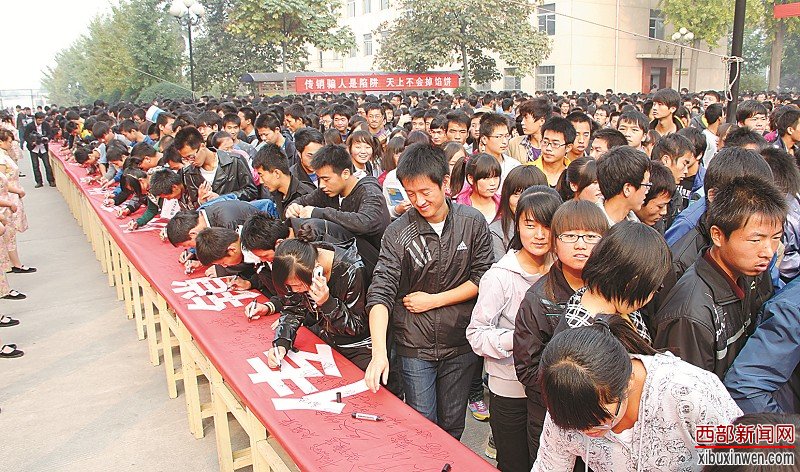 图1:工商人员向学生发放打传宣传资料,引导他们远离传销。