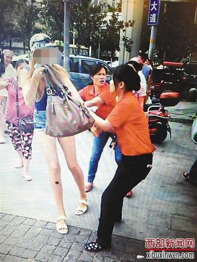 乌克兰模特重庆偷衣被抓
