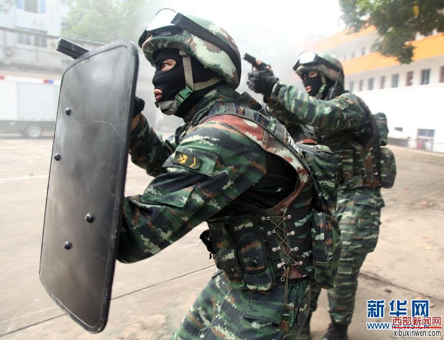 (军事)(1)广西南宁:反恐练兵