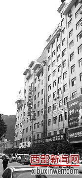 周高平不但在家里设席数日,同时在饭店办宴席连续多日招待亲友。 周高平不但在家里设席数日,同时在饭店办宴席连续多日招待亲友。