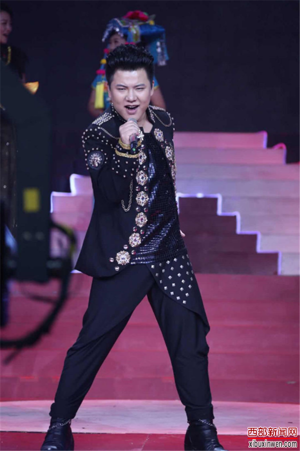 歌手王墨,被誉为"海豚音王子"。2009年中央电视台《星光大道》 周冠军、五月份月冠军、年度总决赛第四场分赛亚军