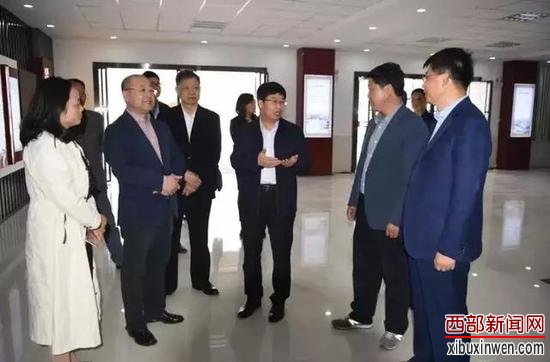 随后参观了文化礼堂、书画室和便民服务大厅。