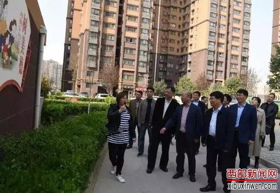 随后,张琳一行参观了长安家园社区社会主义核心价值观的祥云主体雕塑、中华传统文化宣传牌、家风家训馆等。