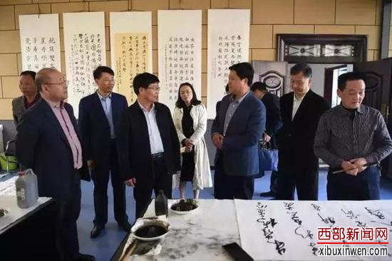 在柳青文学馆,张琳一行全面了解了柳青的生平以及在长安创作生活的场景,感受柳青深入生活