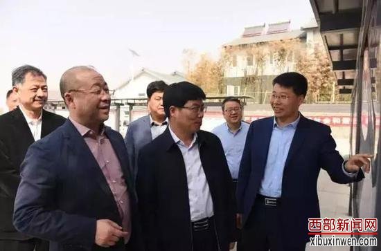 在村党建文化广场,察看了“乡风民宿”“崇德尚贤”“文化展示”等版块内容,听取相关人员的工作汇报。