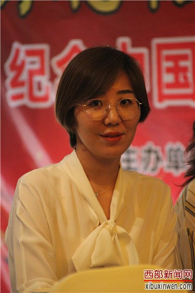 茅台酒龙酱天香茅台酒总监李娇参加会议.JPG