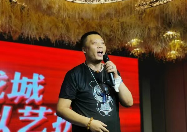 著名相声演员西安二哥马腾翔